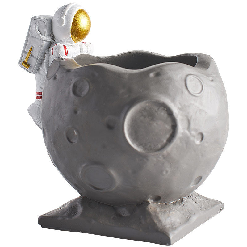 Simple resin astronaut pen holder