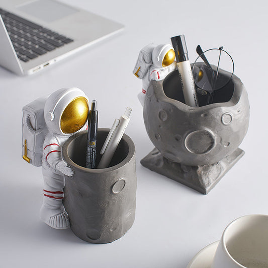Simple resin astronaut pen holder